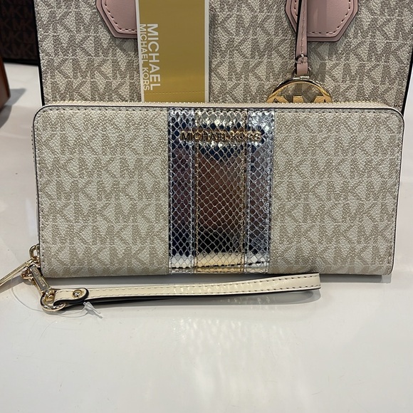 Michael Kors Jet Set Travel Large Signature Logo and Metallic Continental Wallet - Picture 15 of 16